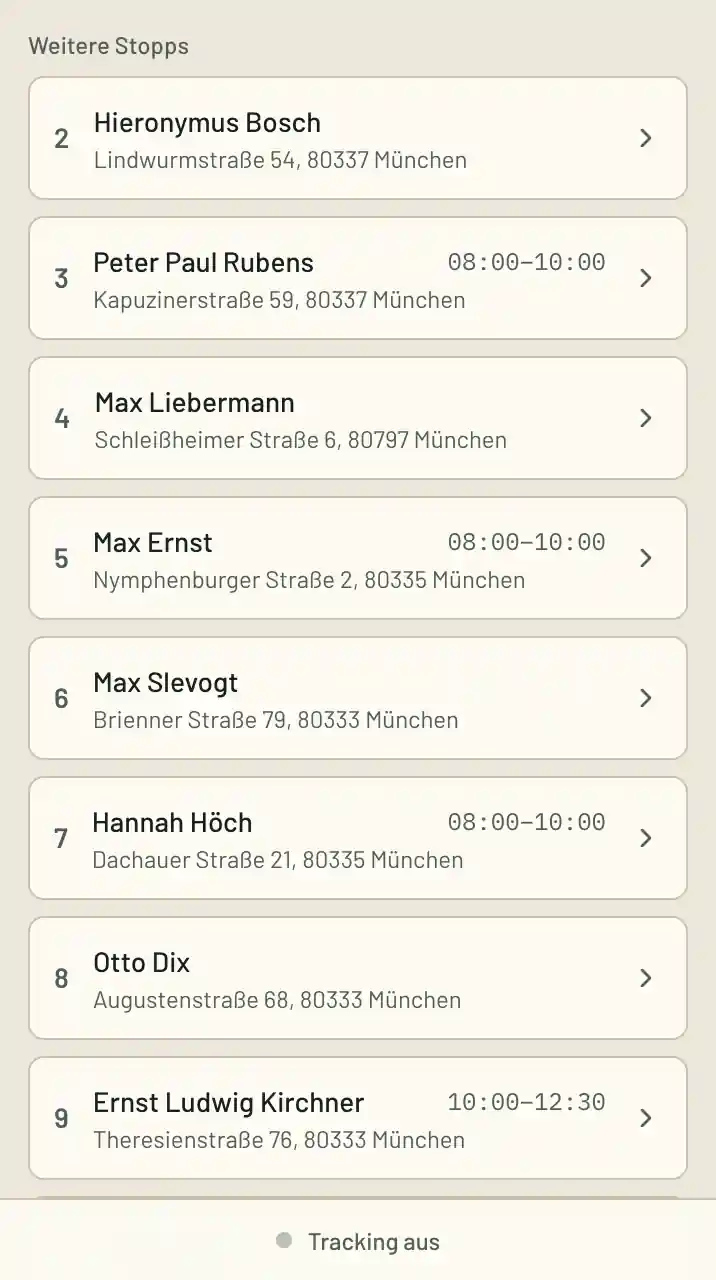 Ausschnitt der Stoppliste in der Fahrer-Ansicht: jede Zeile nennt Name und vollständige Anschrift, Stopps mit Zeitfenster zusätzlich die zugesagte Uhrzeit rechts, etwa „08:00–10:00“.